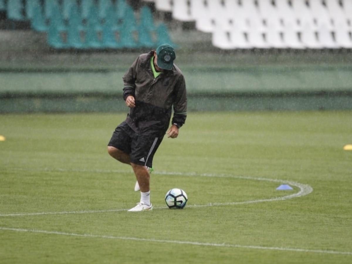 Secretaria de Saúde libera jogos de futebol, e Paranaense pode