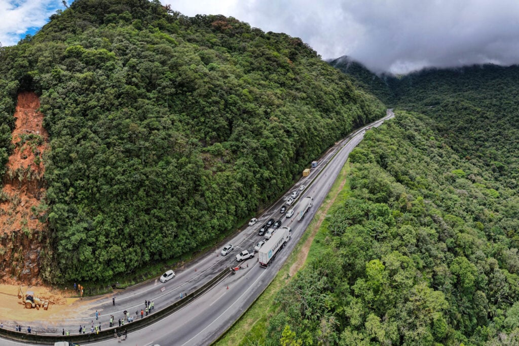 BR 376 segue interditada e tem risco de desmoronar – BR 277 foi liberada -  Trucão Comunicação em Transporte