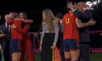 jogadoras de futebol recebendo medalha. jogadora sendo beijada a força