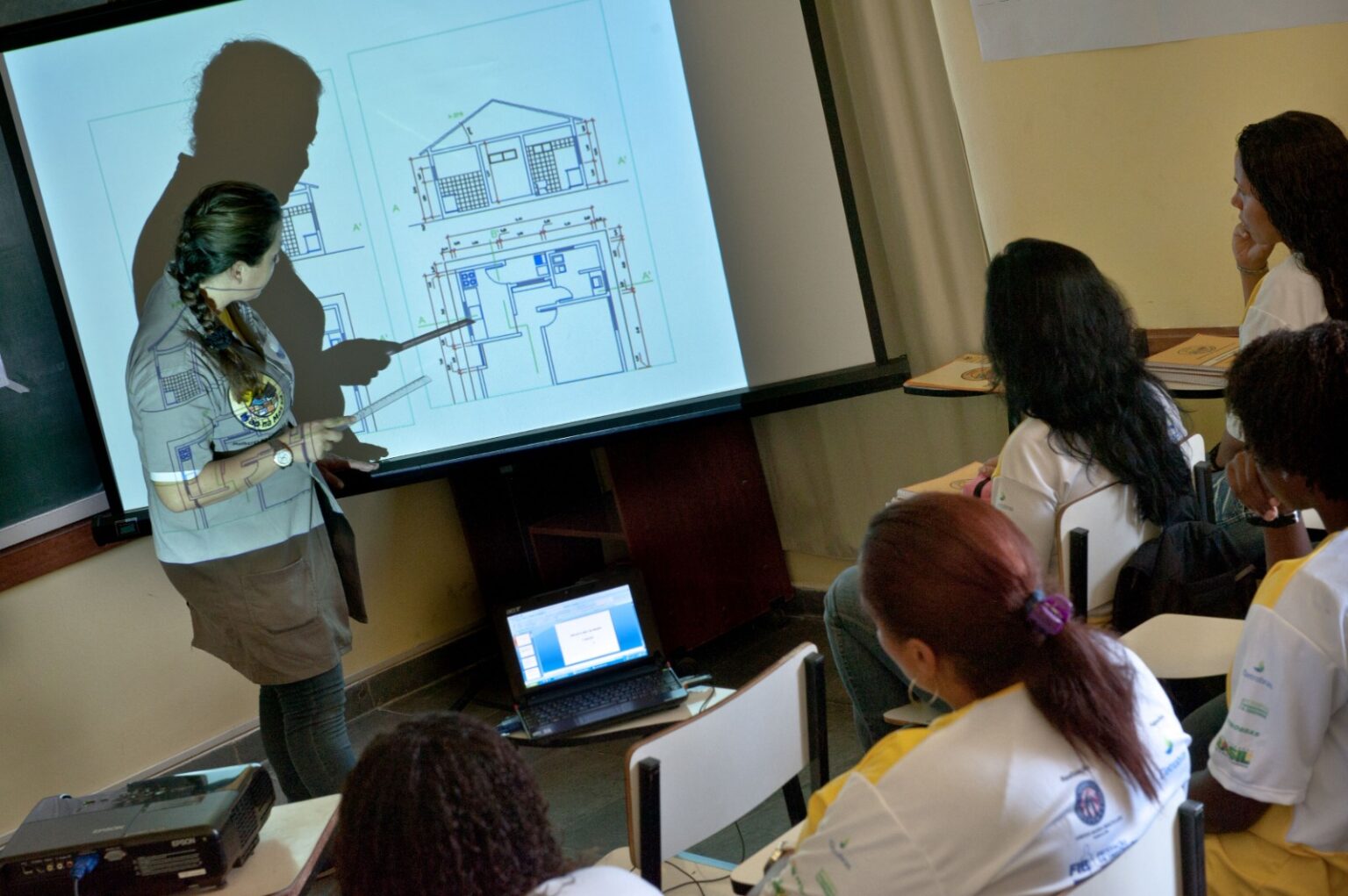 pessoas olhando para a professora