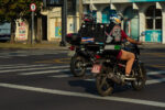 motociclista parados sinal